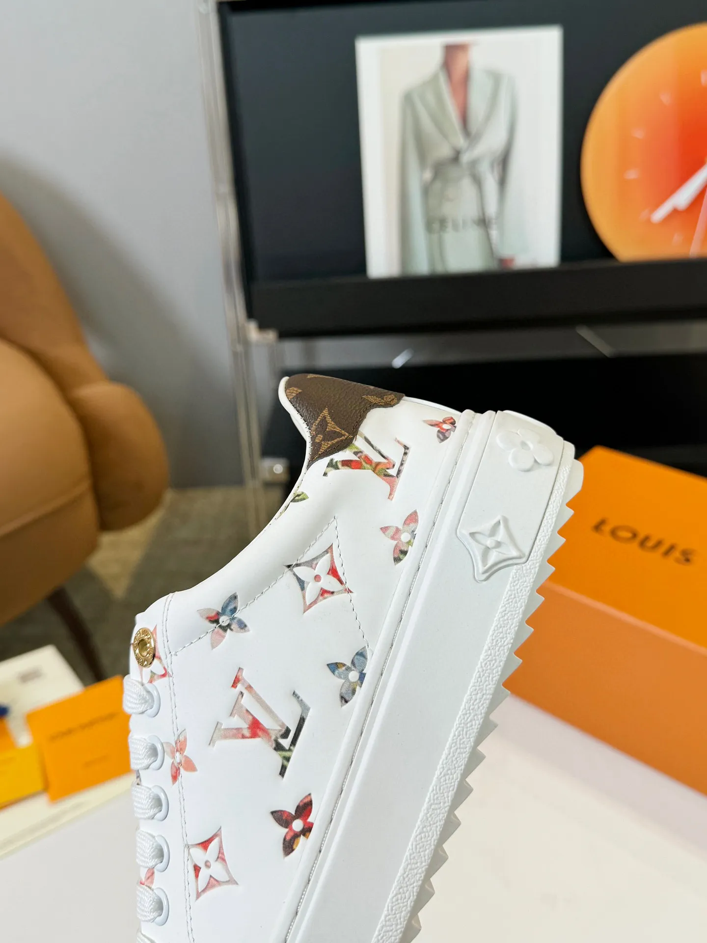 Men's Men's Shoes 💰💰660 Women's LV [Beverly Hills Sports Shoes Series] This Beverly Hills sports shoes are made of grained cow leather with Damier pattern, echoing the current season's leather goods series. The thick rubber outsole is lightweight, and an embossed Louis Vuitton logo adds a branding touch. Padded insole and technical fabric lining enhance comfort.  Detailed Features ♛ Embossed grained cowhide leather ♛ Ultra-lightweight rubber outsole ♛ Louis Vuitton logo on tongue and outsole ♛ Size: 35-40